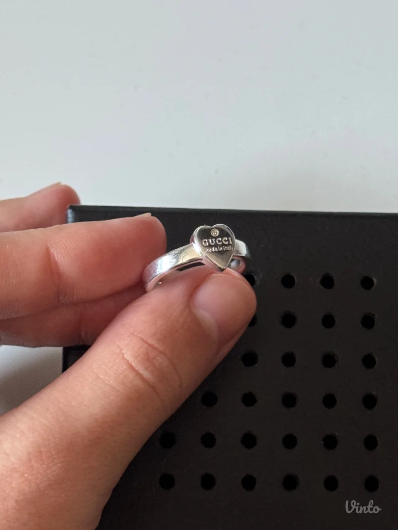 Gucci srebrni prsten sa srcom