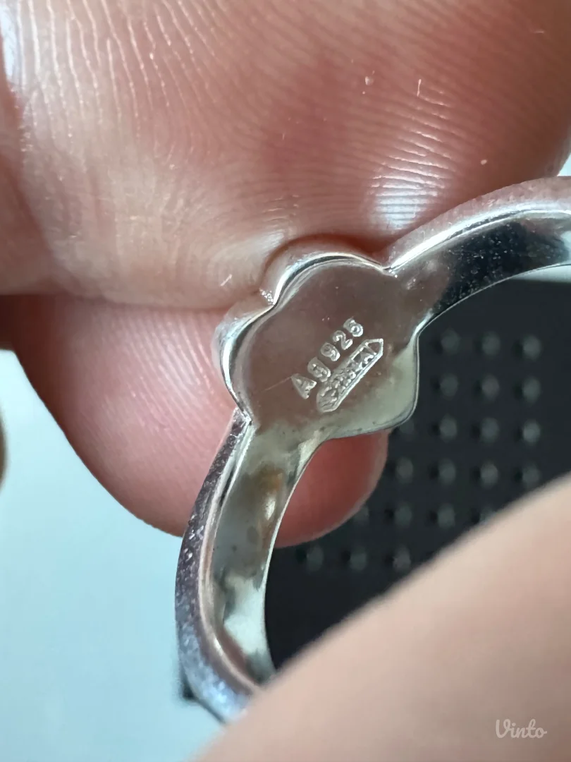 Gucci srebrni prsten sa srcom