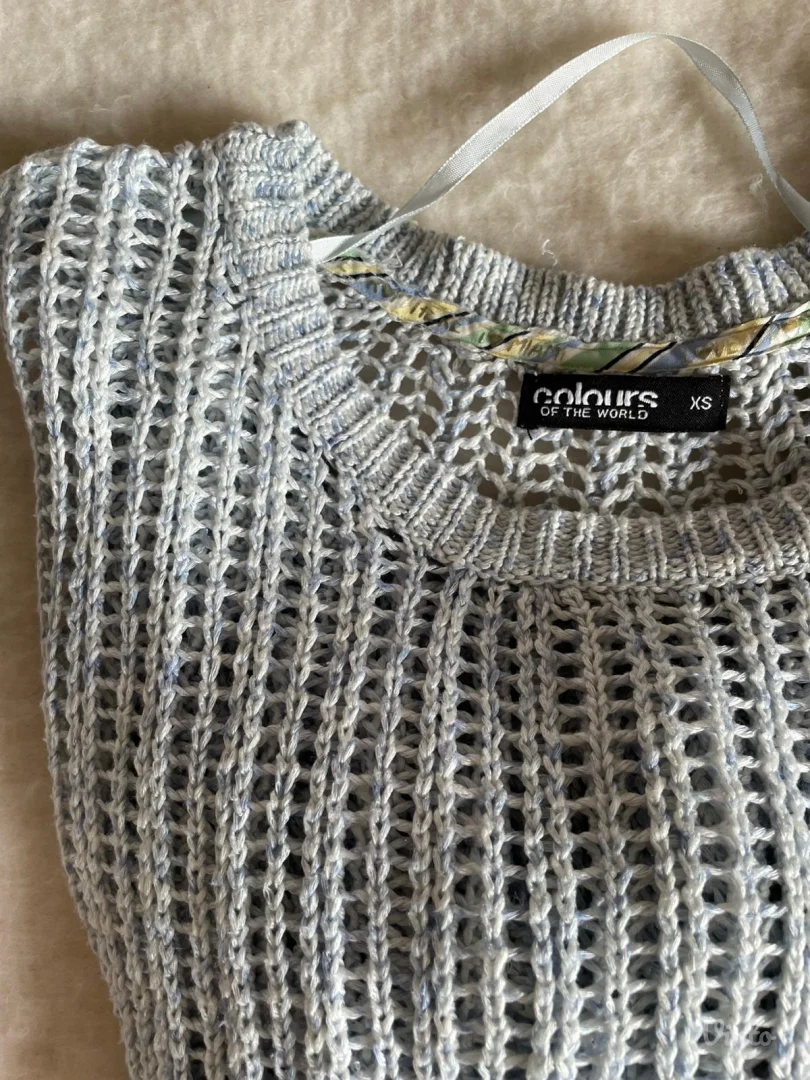 Svetlo plavi rupičasti džemper