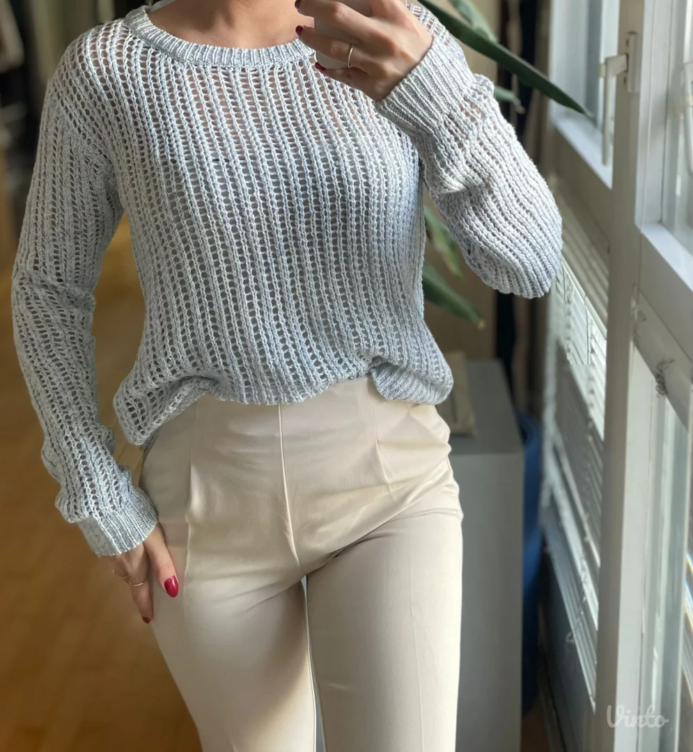 Svetlo plavi rupičasti džemper