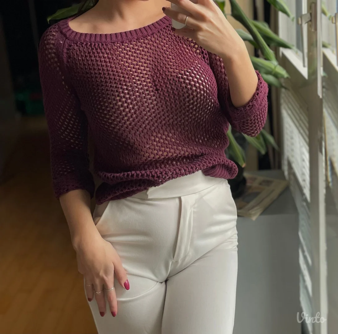 Bordo rupičasti džemper