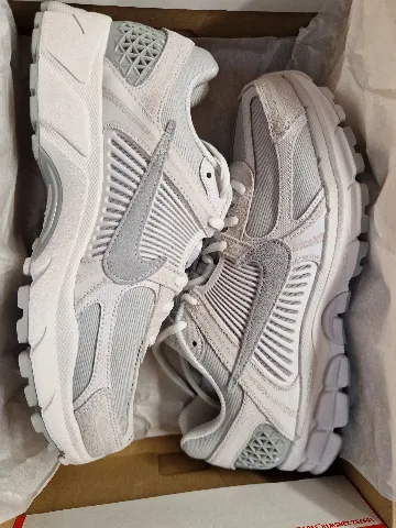 Nike Zoom Vomero 5 SE – 41 – NOVO – Grey