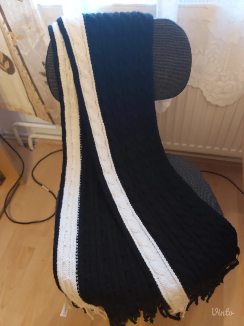 Čitajte oglas pažljivo! Calvin Klein šal