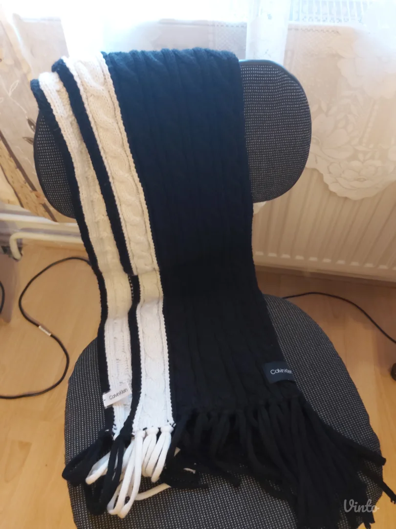 Čitajte oglas pažljivo! Calvin Klein šal