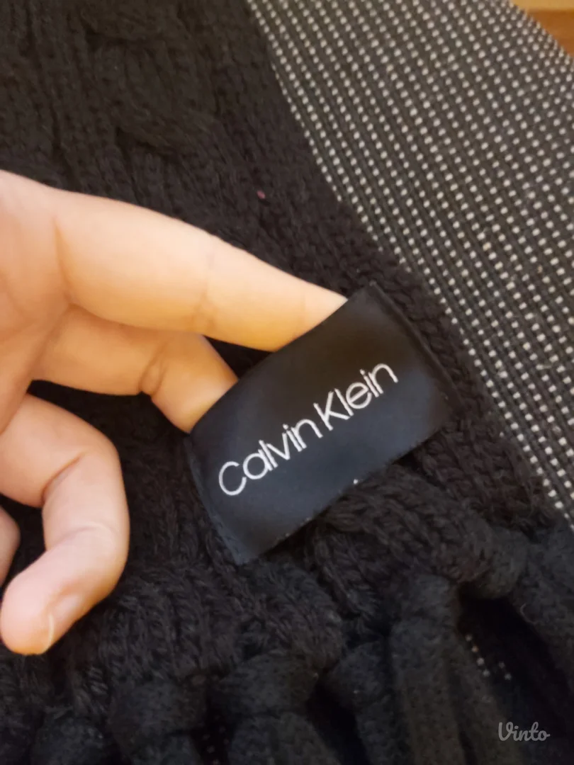 Čitajte oglas pažljivo! Calvin Klein šal