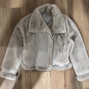 Zimska kožna jakna od krzna