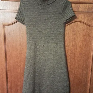 Zenska vunena haljina.