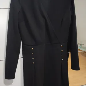 Crna haljina sa dugim rukavima