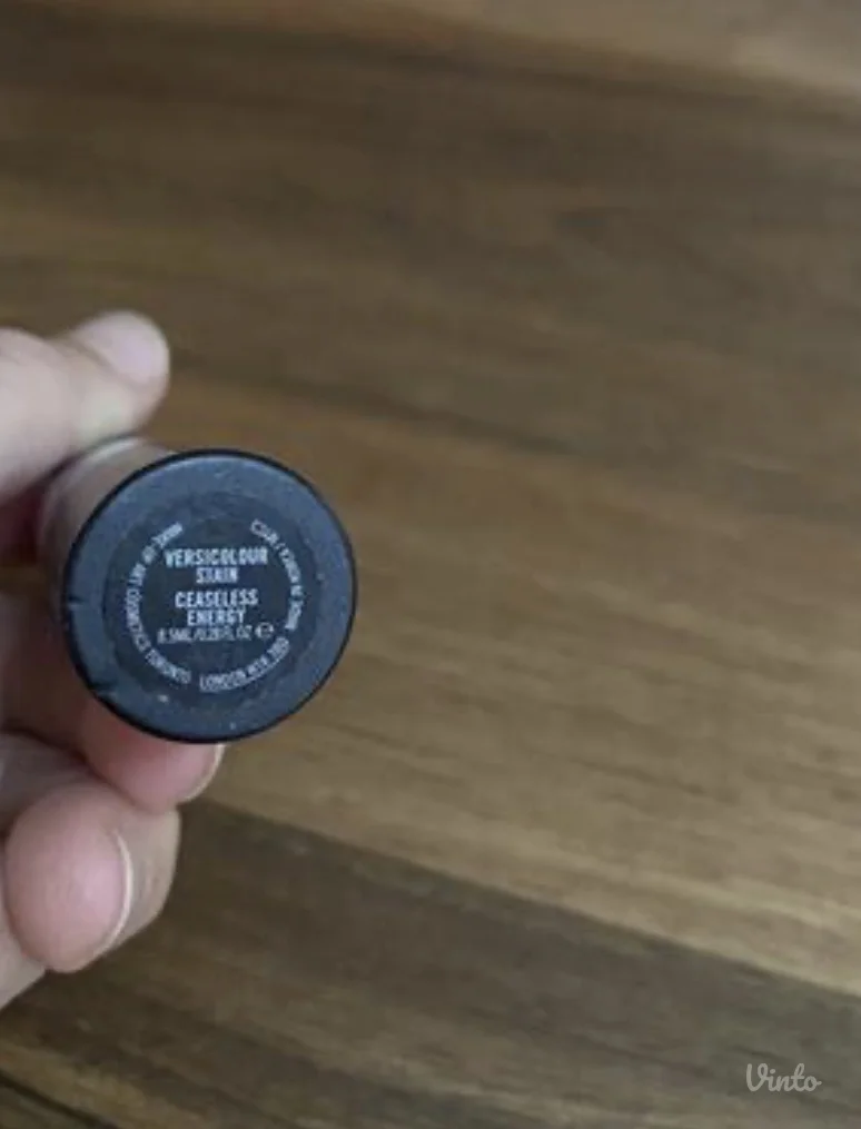 MAC sjaj sa usne boja ceaseless energy