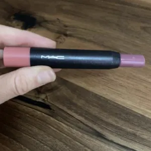 MAC sjaj u olovci boja kittenish