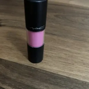 MAC sjaj sa usne boja ceaseless energy