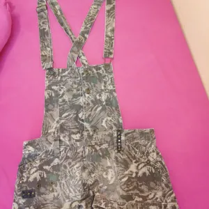 Šorc s tregerima Jennyfer maskirno braon drap 38