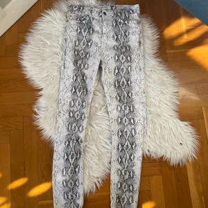 Nove Zara duboke pantalone S