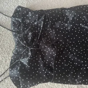 Zara Crna haljina sa tufnama