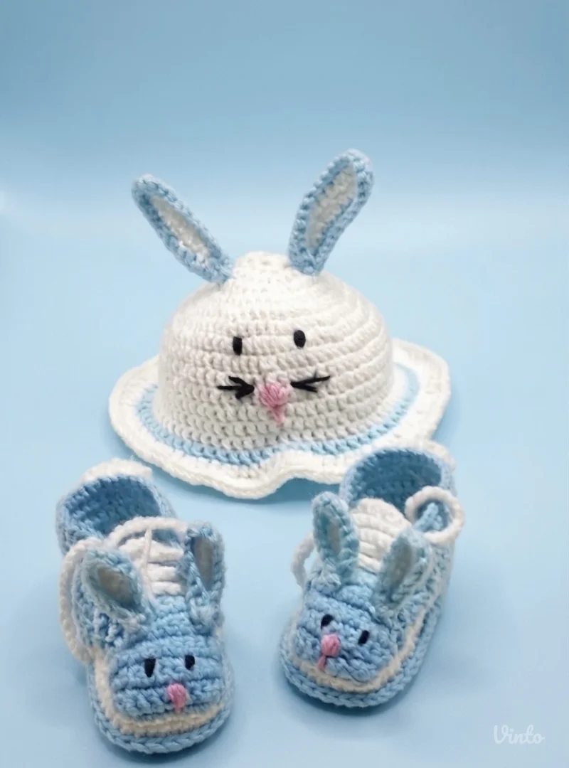 Komplet za bebu (kapica, patikice, traka) – ručni rad