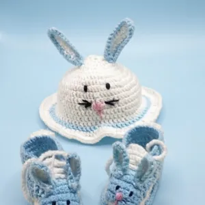 Komplet za bebu (kapica, patikice, traka) – ručni rad