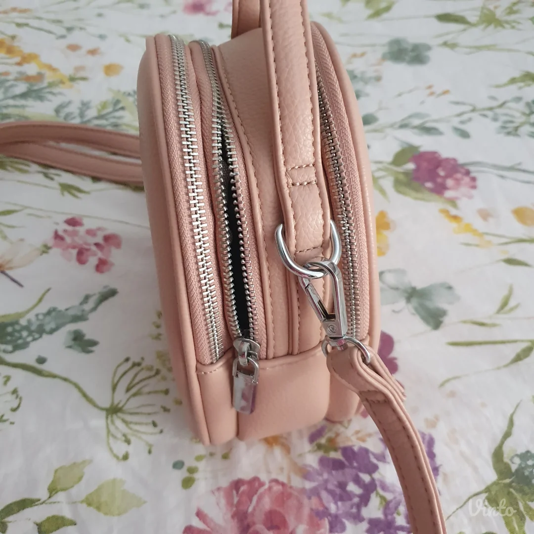 Novo! Puder Crossbody Torbica