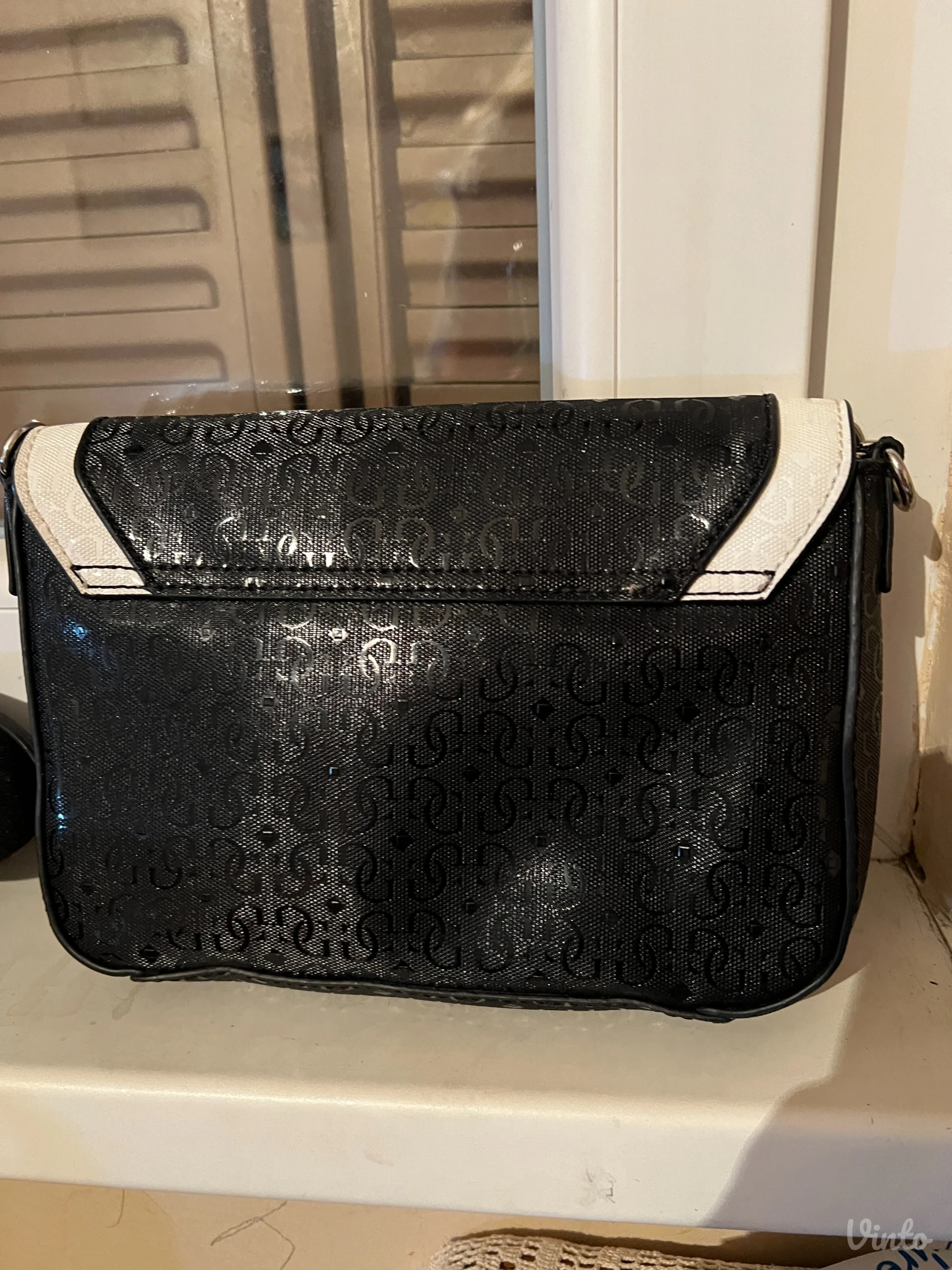 Original Guess crno bela tasna, nova