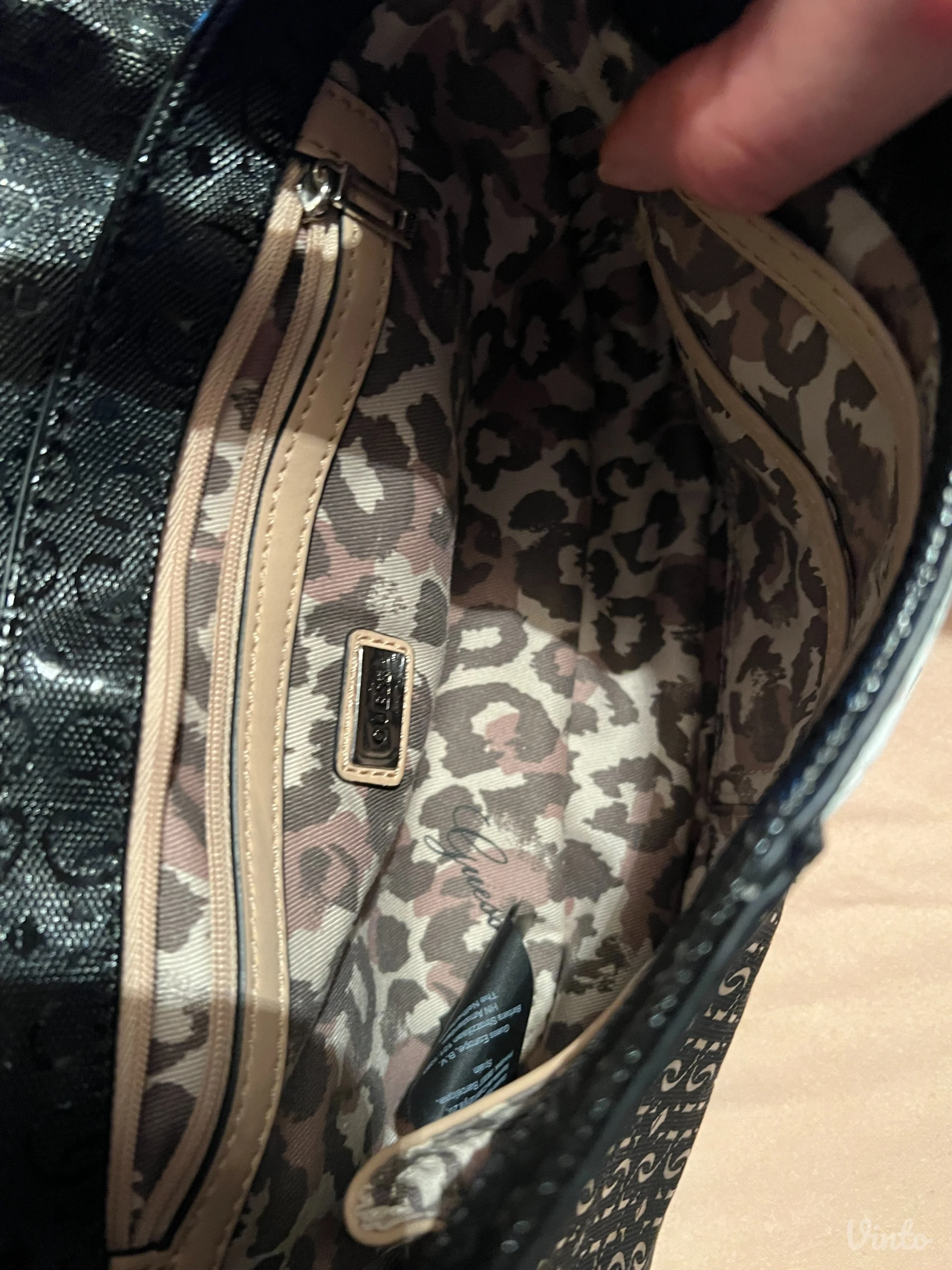 Original Guess crno bela tasna, nova