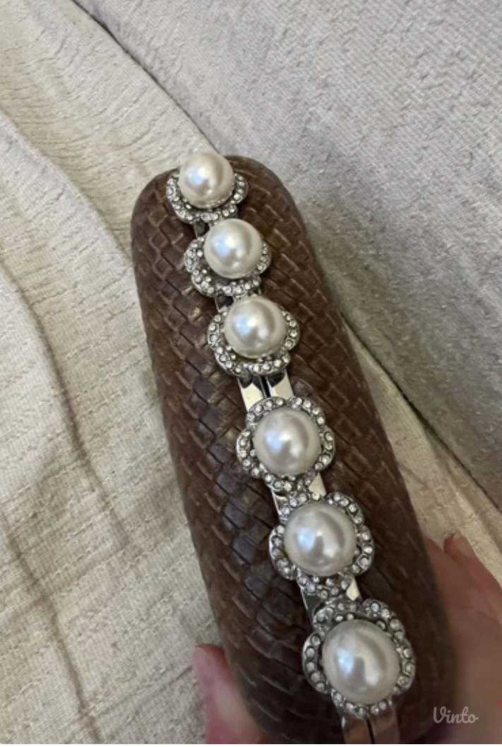 Elegantna pismo tasna sa velikim perlama