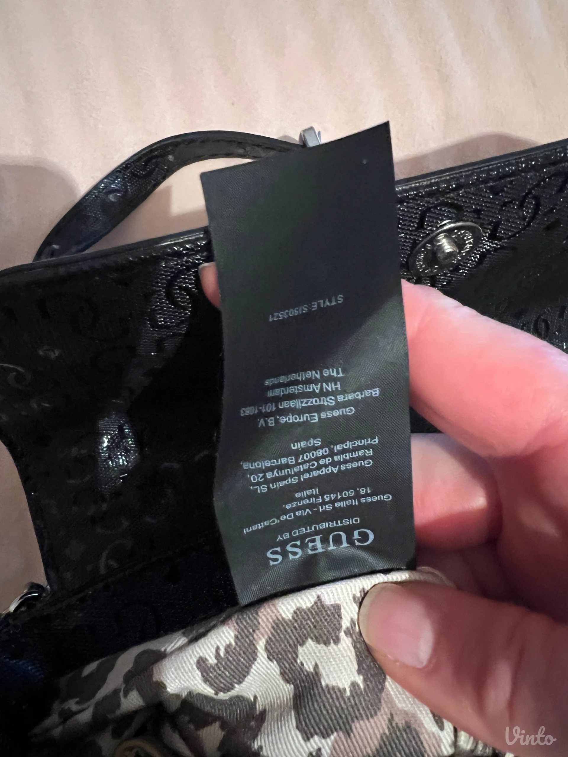 Original Guess crno bela tasna, nova
