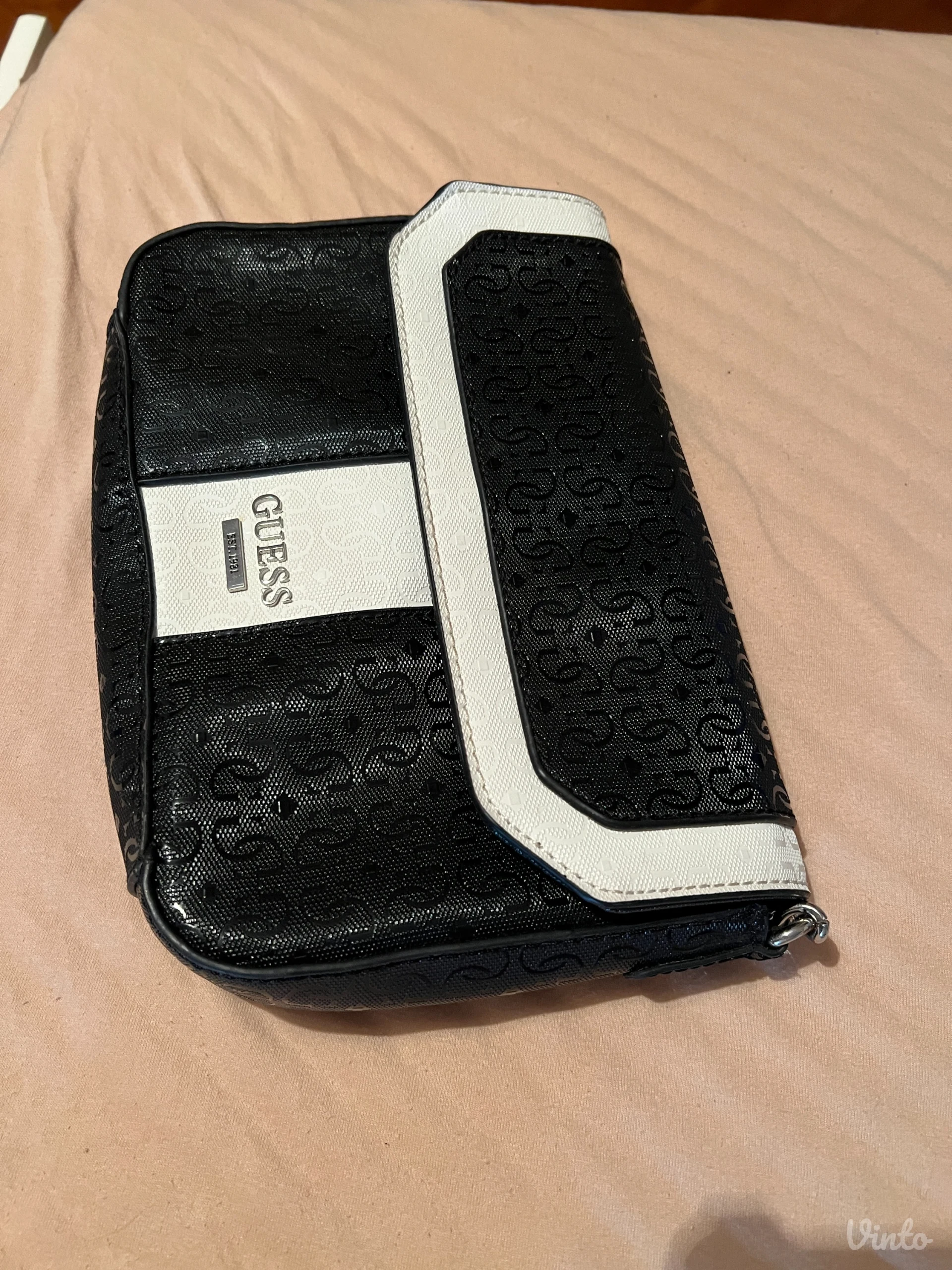 Original Guess crno bela tasna, nova