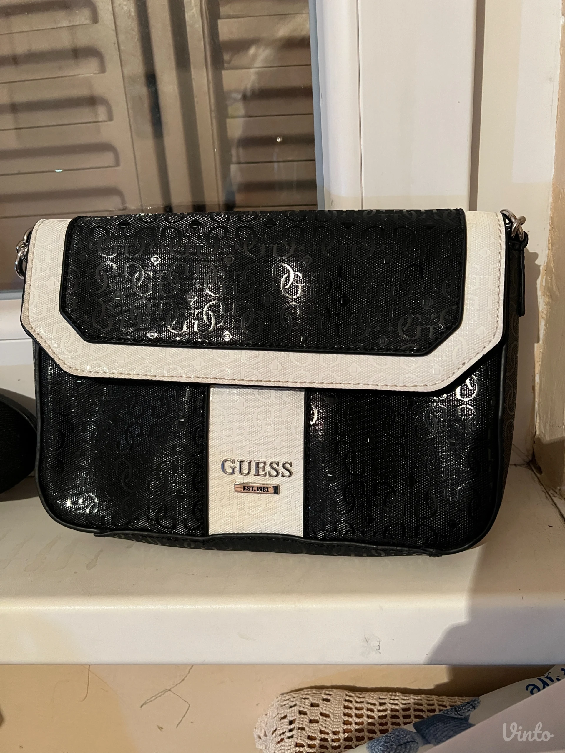 Original Guess crno bela tasna, nova