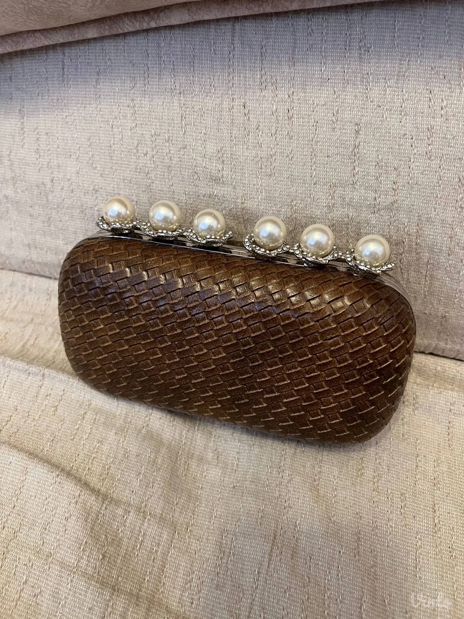 Elegantna pismo tasna sa velikim perlama