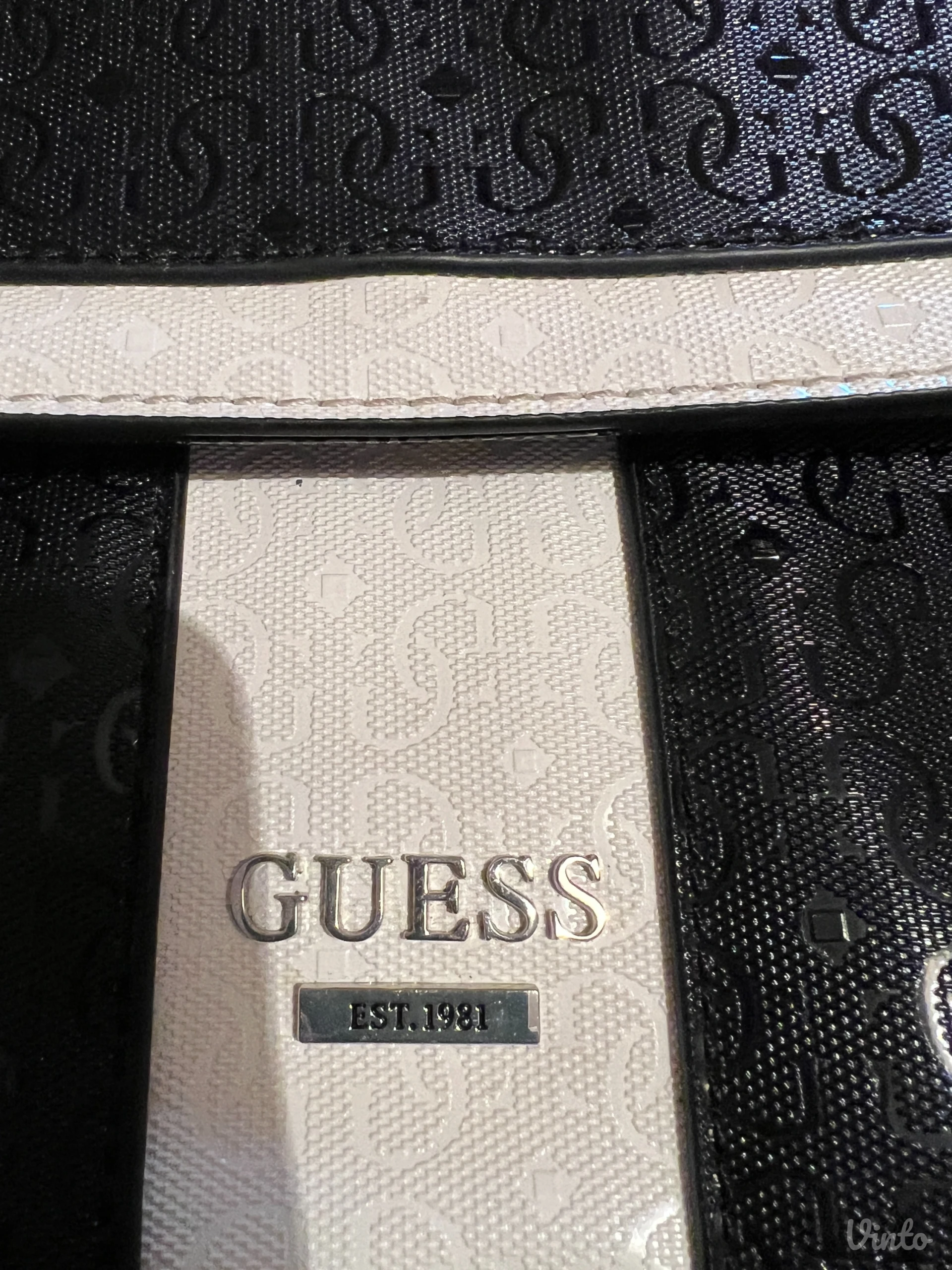 Original Guess crno bela tasna, nova