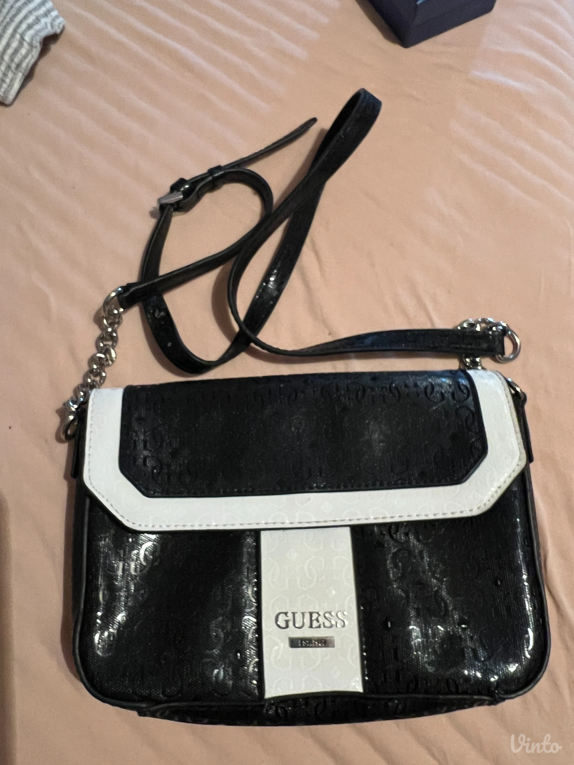 Original Guess crno bela tasna, nova
