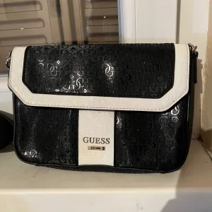 Original Guess crno bela tasna, nova