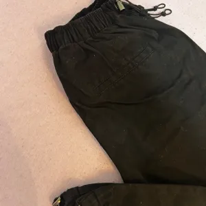 Bershka - crne parachute pants