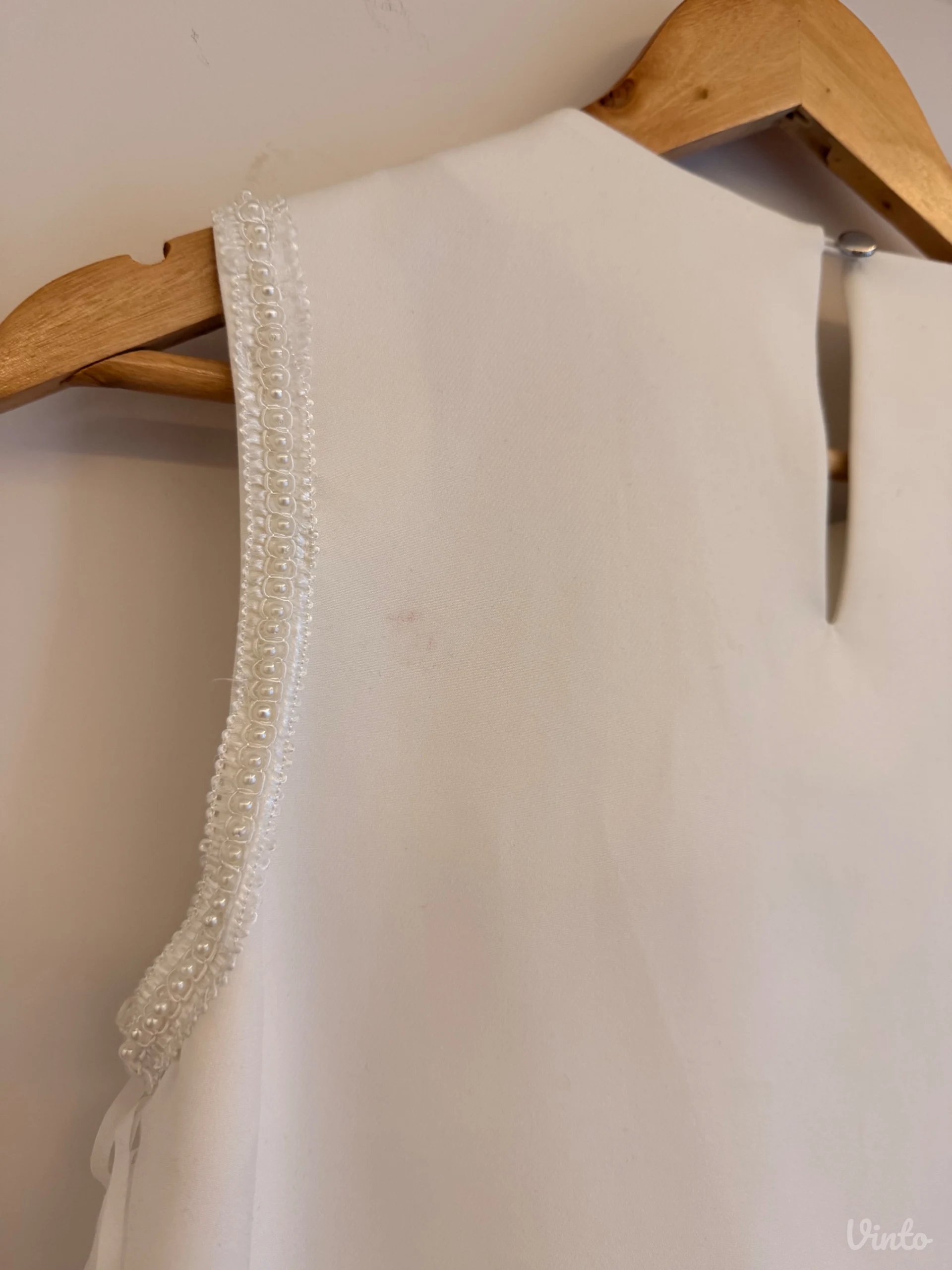 PS Fashion bela haljina sa zanimljivim detaljima