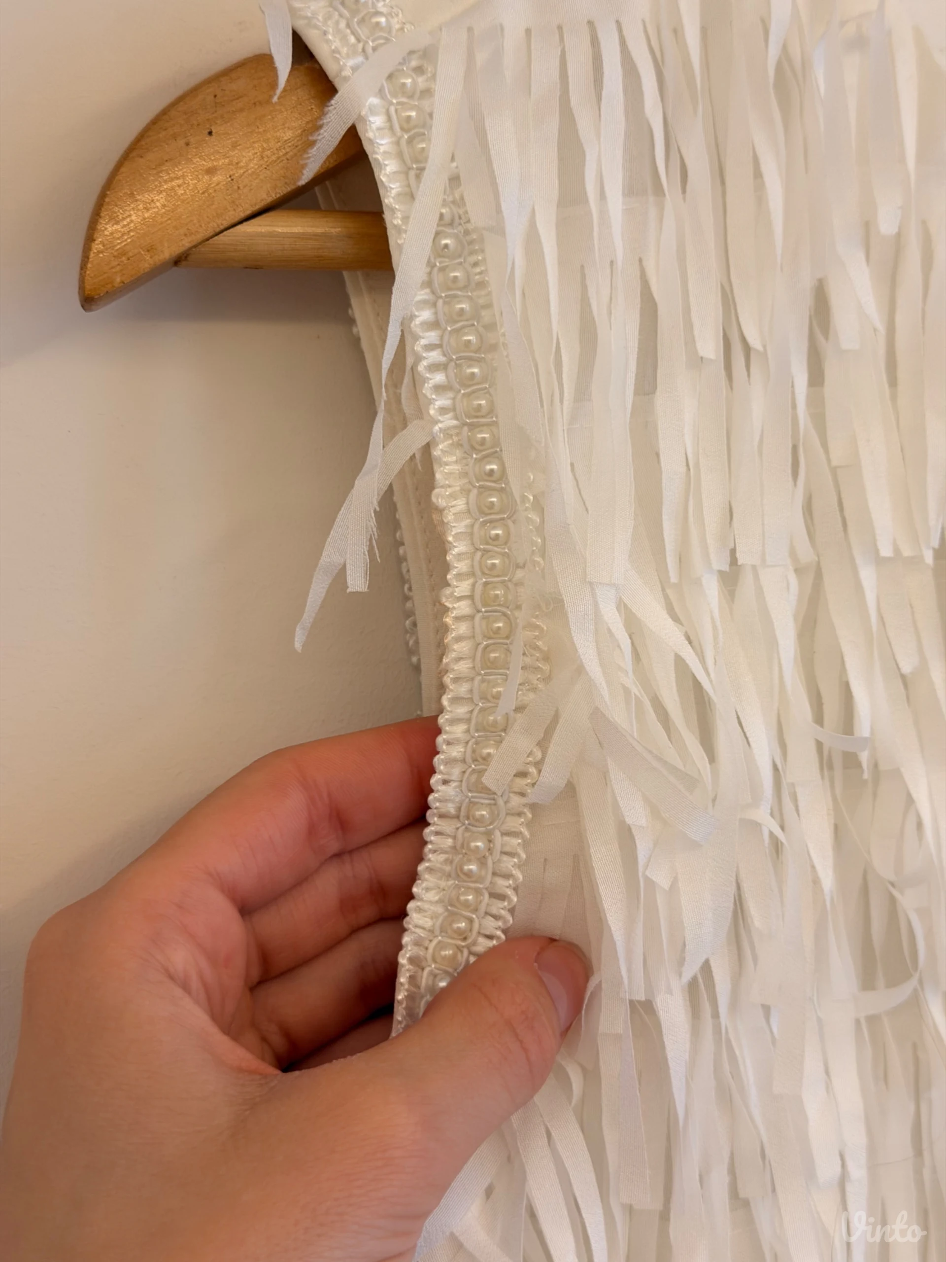 PS Fashion bela haljina sa zanimljivim detaljima