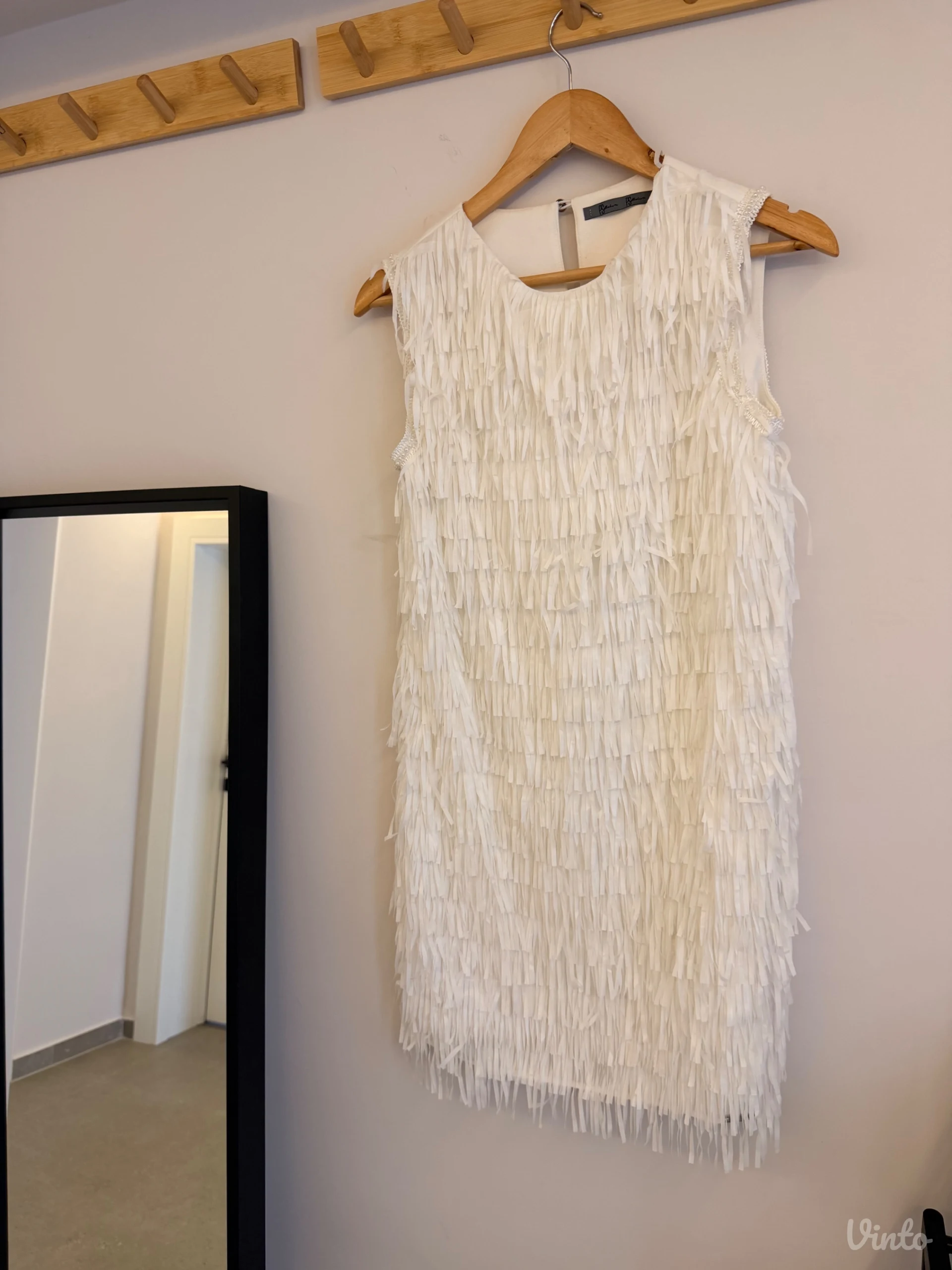 PS Fashion bela haljina sa zanimljivim detaljima
