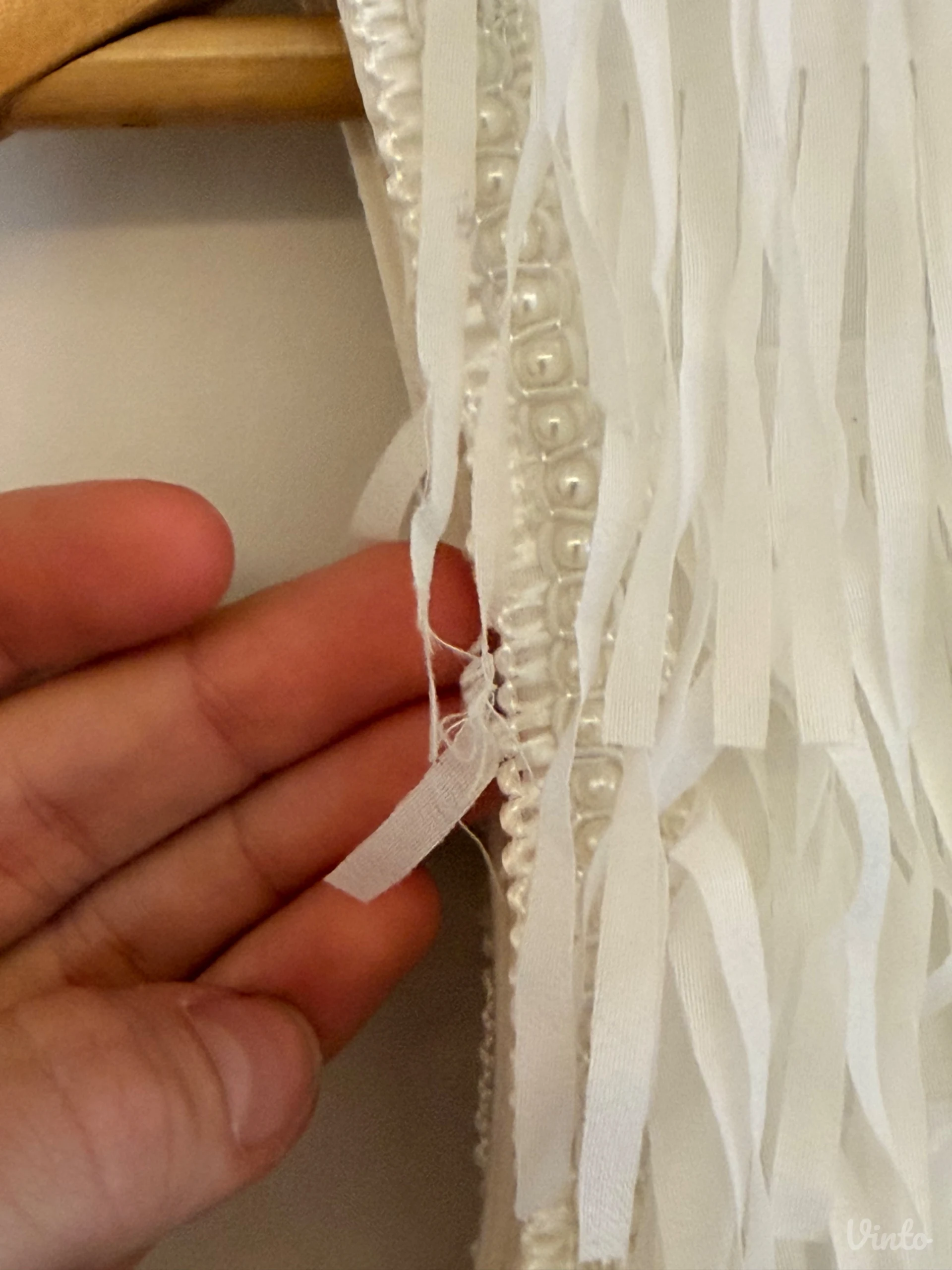 PS Fashion bela haljina sa zanimljivim detaljima