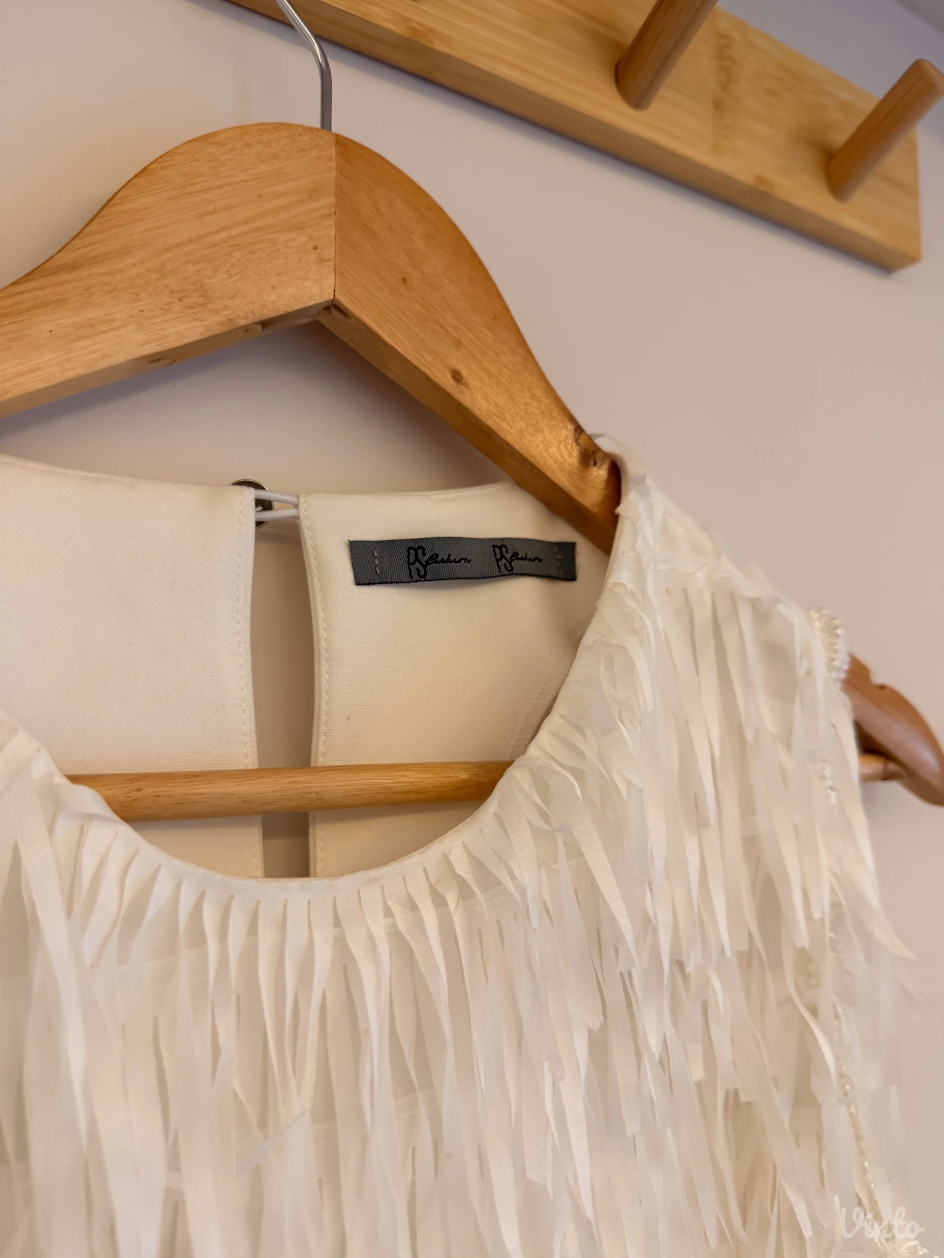 PS Fashion bela haljina sa zanimljivim detaljima