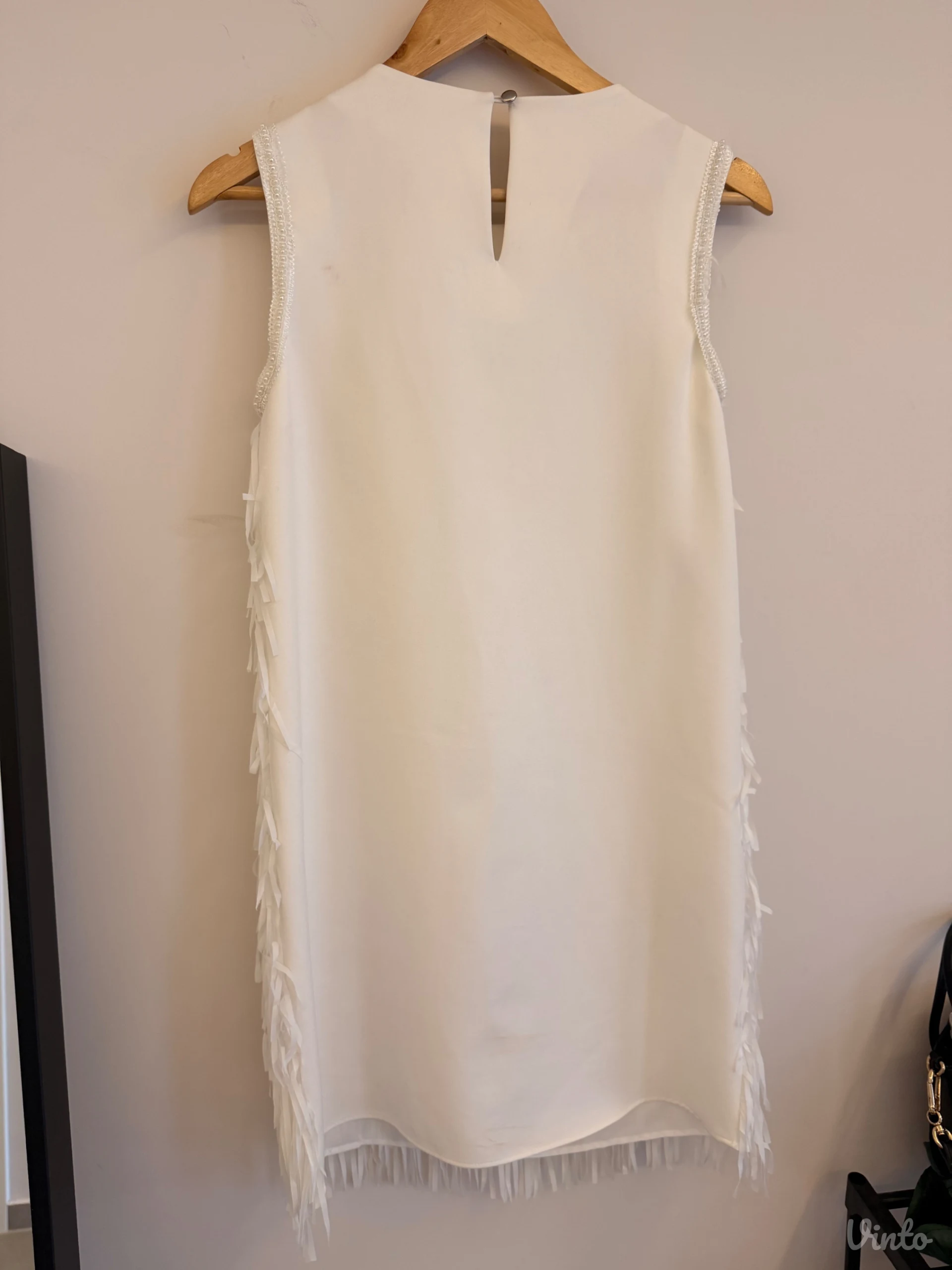 PS Fashion bela haljina sa zanimljivim detaljima