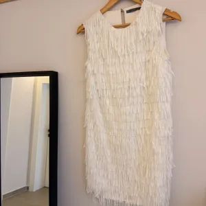 PS Fashion bela haljina sa zanimljivim detaljima