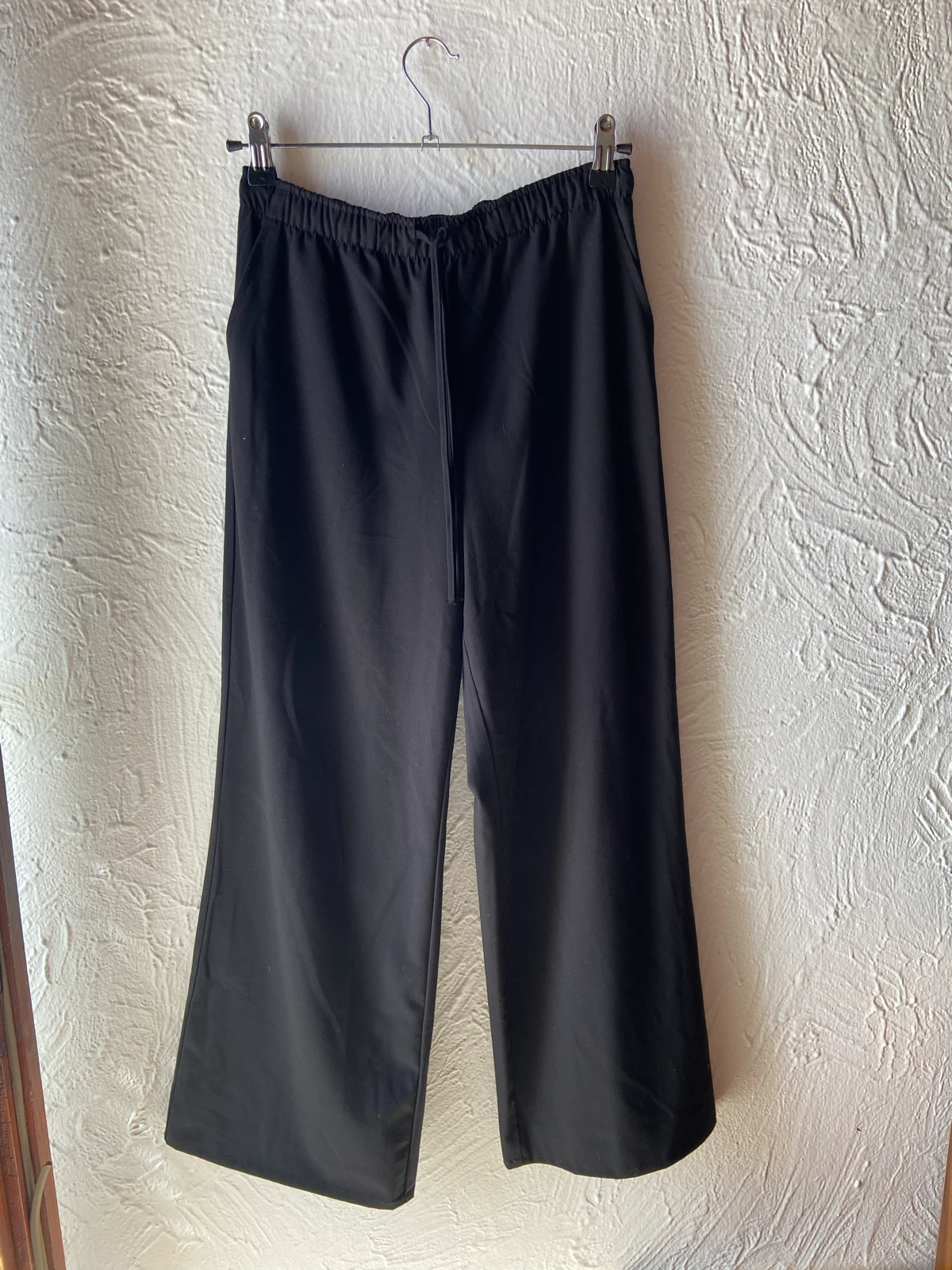 Stradivarius crne pantalone S/M