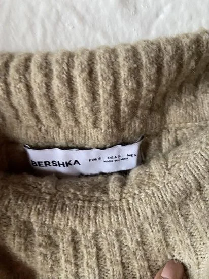 Bershka dzemper sa spustenim ramenima S/M