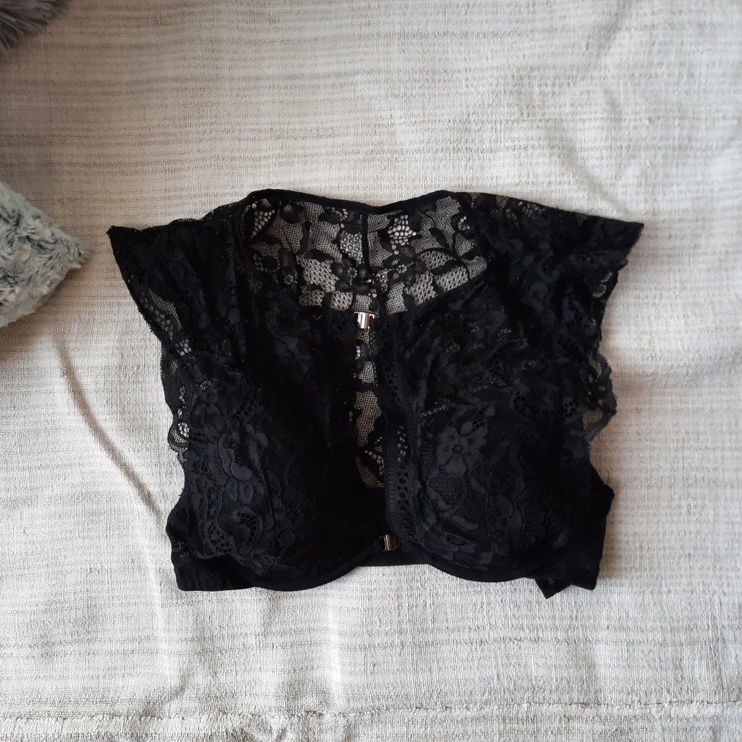 H&M crni top od cipke 75B