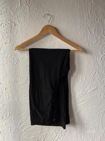 Crne somotske pantalone S/M NOVO