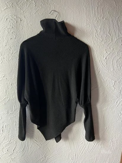 Asimetricni crni dzemper/rolka S/M NOVO