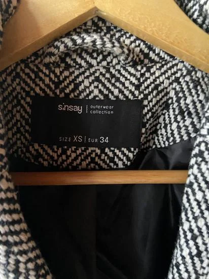Sinsay crno beli kaput XS/S