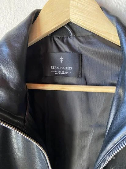 Stradivarius crna jakna od eko koze XS/S