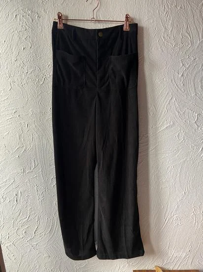 Crne somotske pantalone S/M NOVO