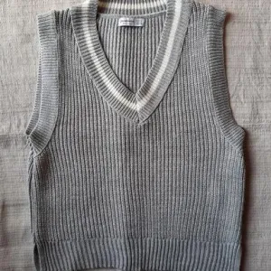 Stradivarius sivi prsluk/pulover S/M