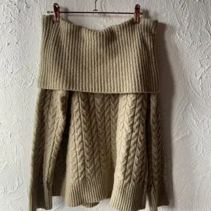 Bershka dzemper sa spustenim ramenima S/M