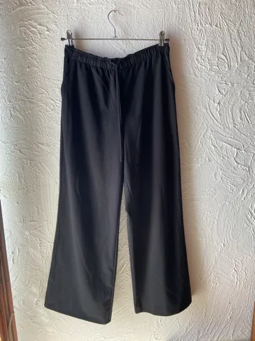 Stradivarius crne pantalone S/M